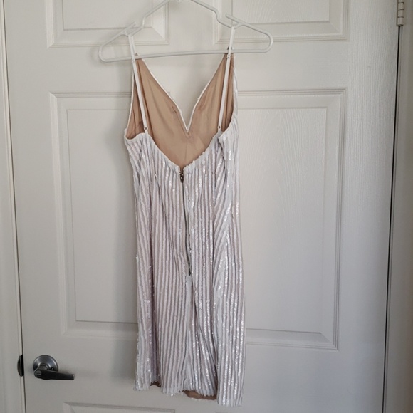 Mini sequence white dress. - Picture 2 of 4
